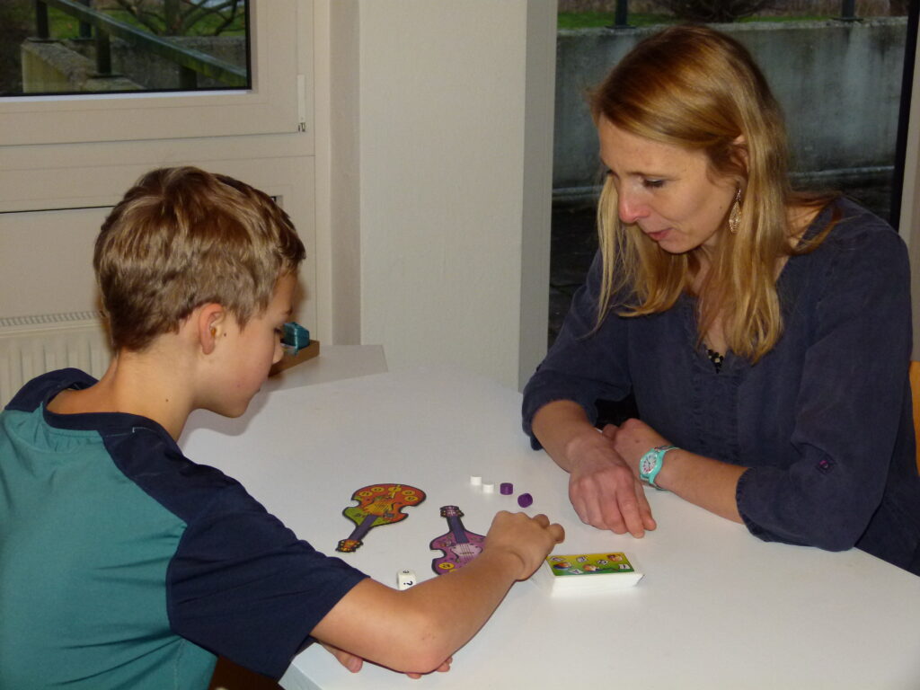 Therapeutin arbeitet mit Kind